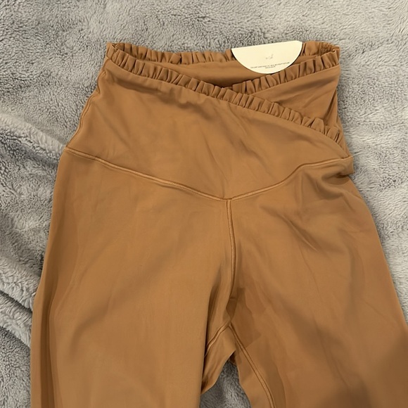 NWT OFFLINE By Aerie Real Me Xtra 7/8 Legging Tan Hi-Rise Ruffle - Picture 2 of 9